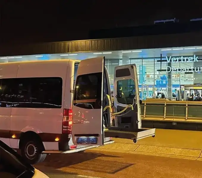 Rolstoelbus bij Schiphol voor reizigers uit Veghel